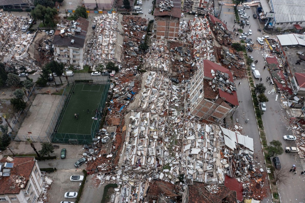地震後，土耳其市區大樓如骨牌連環倒，畫面令人震驚。網圖