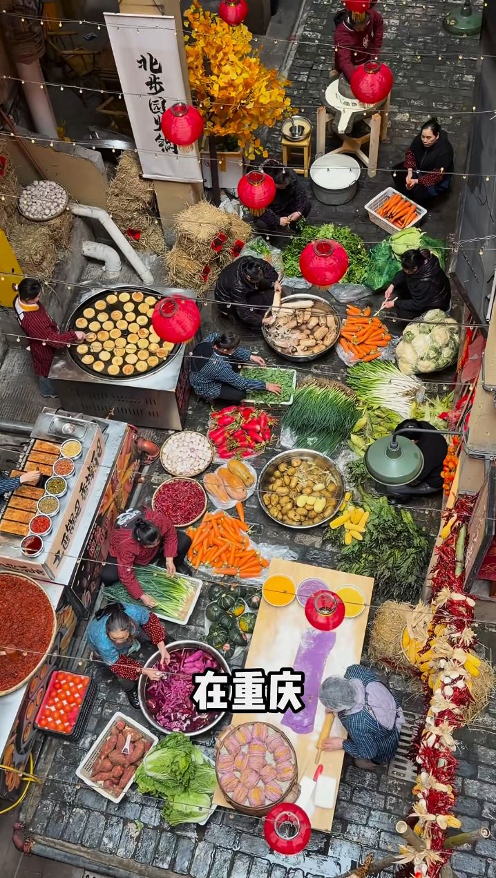 重庆有火锅店的备菜间被网民觉得漫画感十足，仿如《千与千寻》的画面。抖音