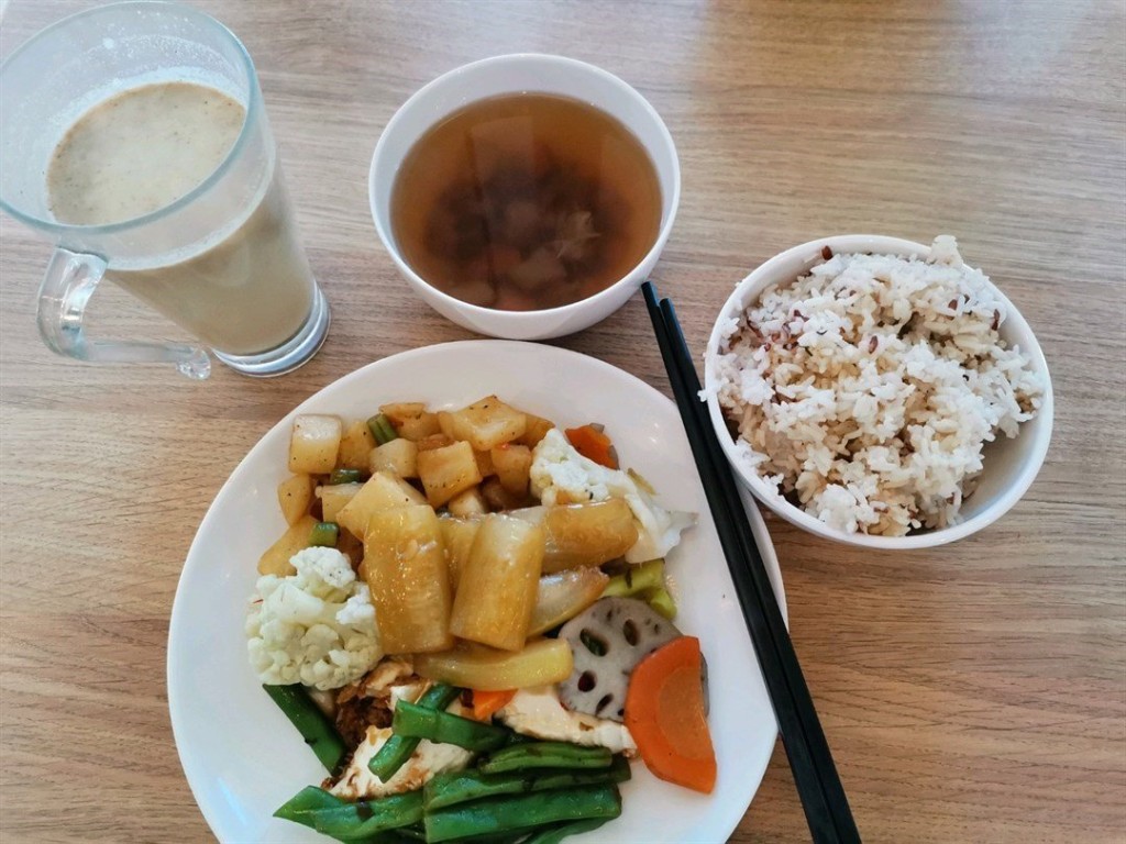 惠顾素食自助餐奉送素菜汤和红米饭任添任饮、另外加配合桃豆浆（$13杯）（图片来源：Openrice）