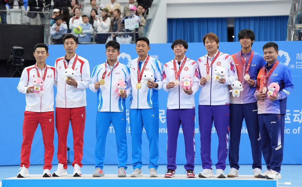 全運會網球男單前三：金牌吳易昺（左三）、銀牌商竣程（左一）、銅牌黃澤林（右4）、周意（右2）。新華社