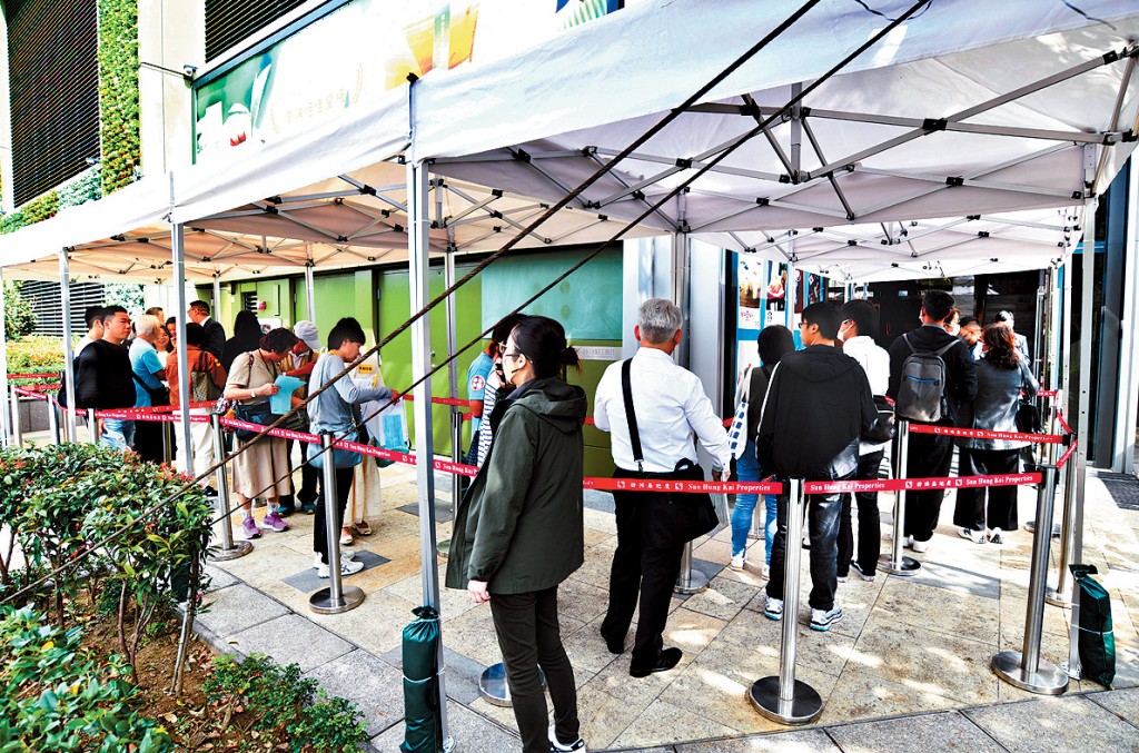 YOHO WEST PARKSIDE昨日新一輪開售108伙吸引大批準買家出席揀樓。