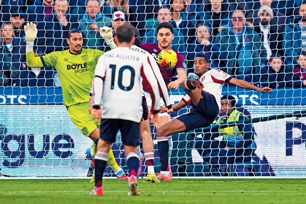 伊沙克（右）終於在英超開齋。