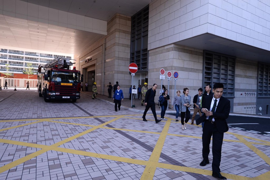 法院火警鐘誤鳴期間,多人疏散。盧江球攝