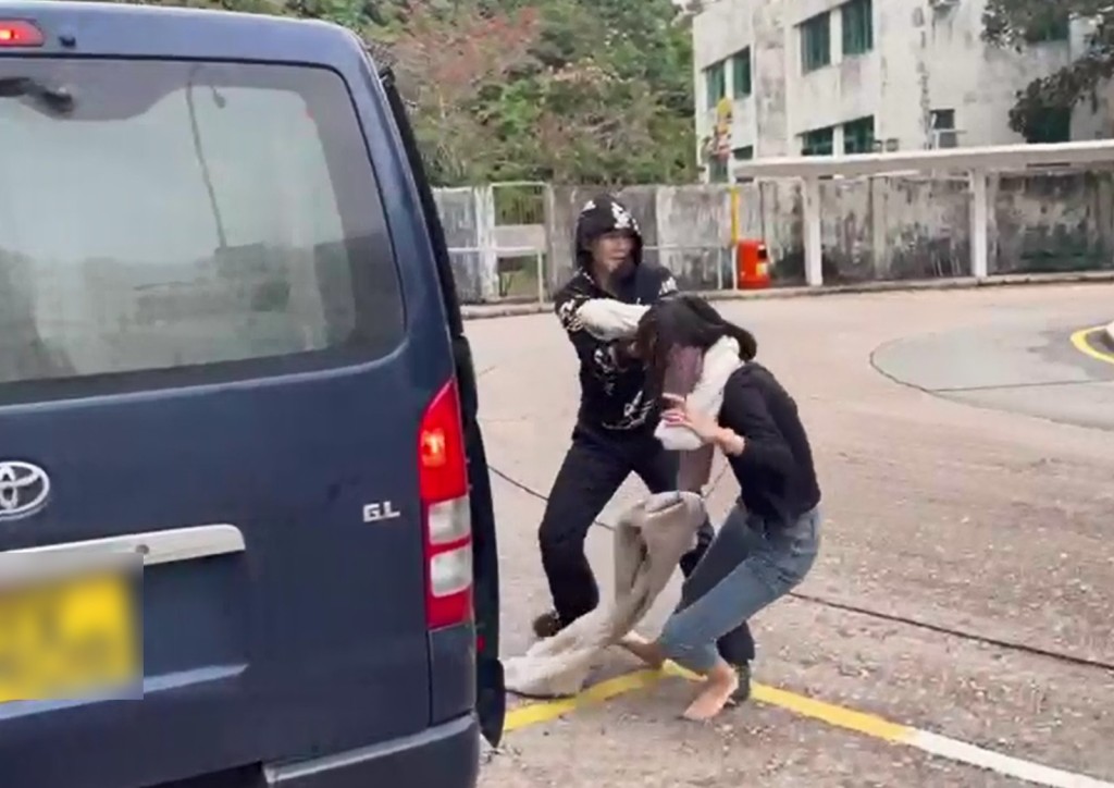 女子被兩男拖上車。網上截圖