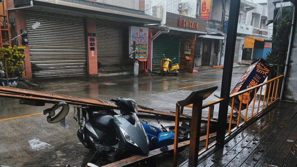 颱風海葵吹襲台灣，綠島多處受災。 （facebook）