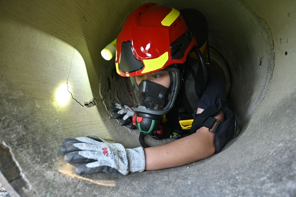 擅长「遁地」的密闭空间搜查队成员在地下隧道仔细搜查。
