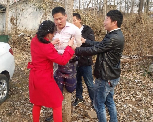 新郎出现面色发青，呼吸困难的情况。