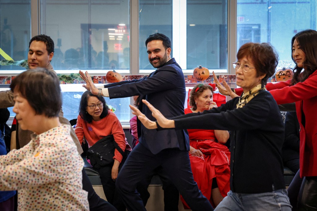 馬姆達尼在1家老人中心拉票時跟眾人一起打太極。路透社
