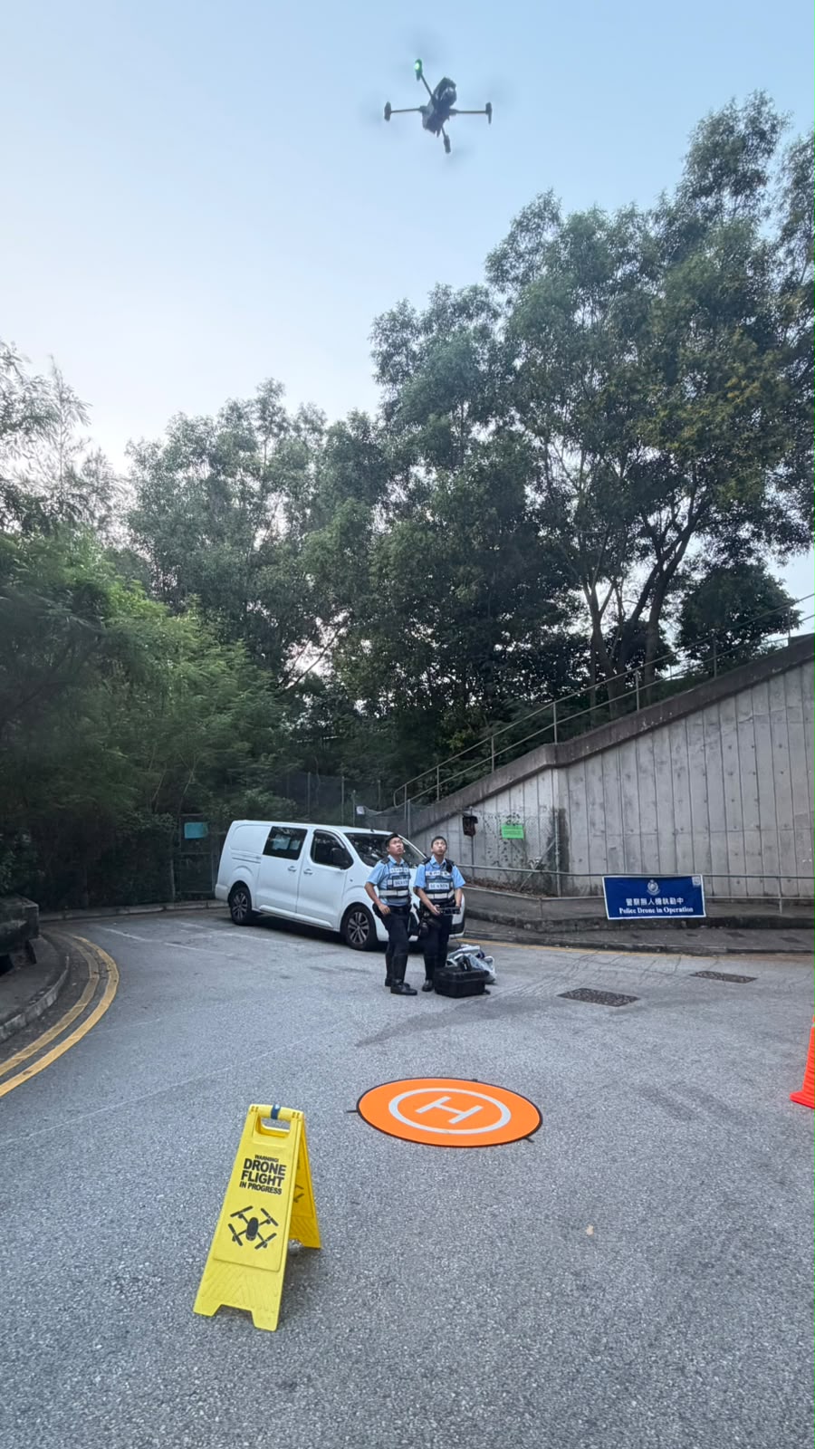 行動中,人員採用無人機執法配合雷射槍偵速。 行動中,人員採用無人機執法配合雷射槍偵速。