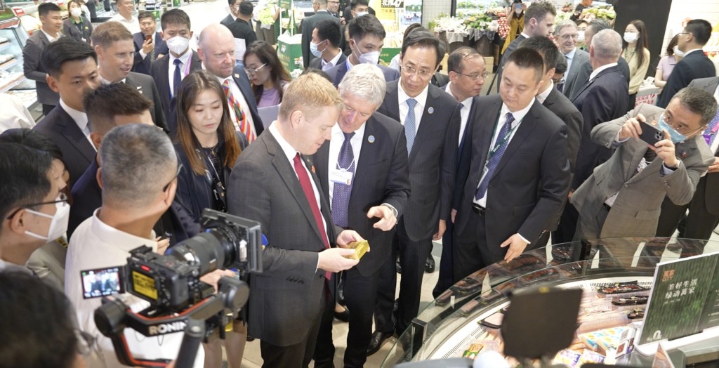 紐西蘭總理希普金斯在天津逛超市看進口紐西蘭奶製品。 CGTN
