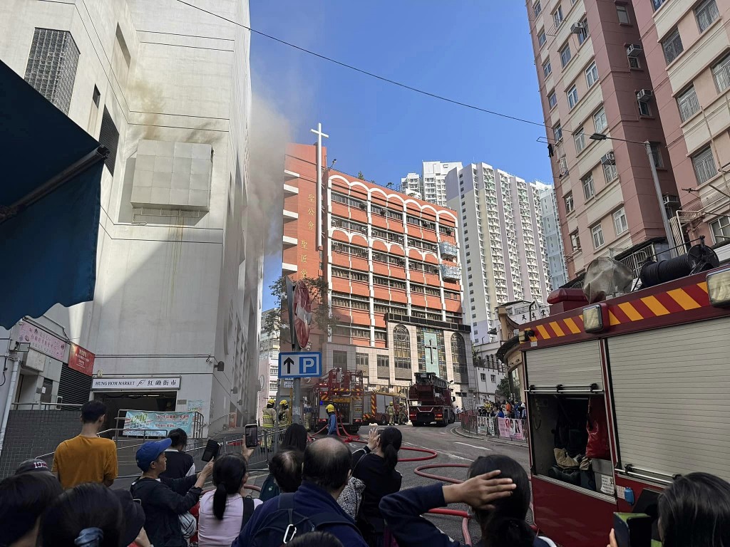火警引起大批市民圍觀。fb：大維朱 