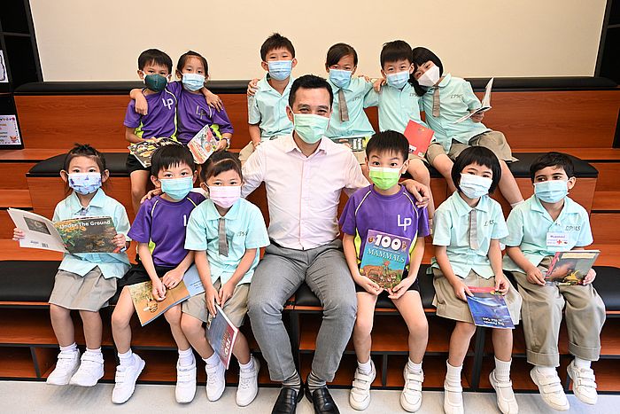 今年學生換上全新校服,給人的形象耳目一新。