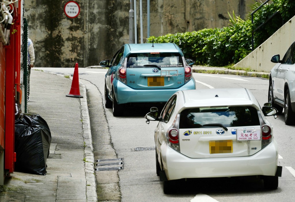 去年私家車（合併試）合格率約為33.2%。