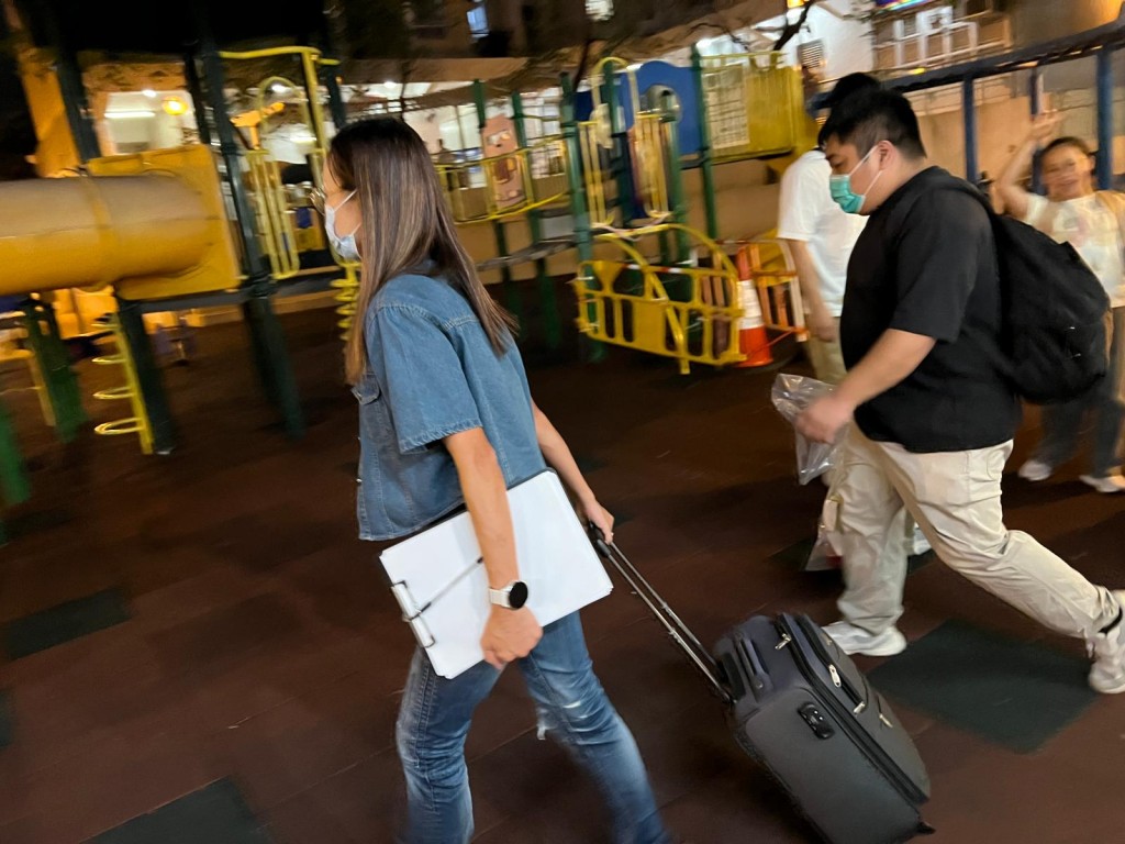 警方檢走大量證物。