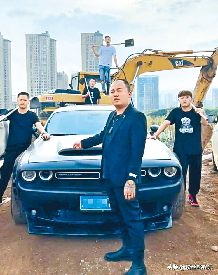 網紅「雲南達摩」（中）帶人「約架」。