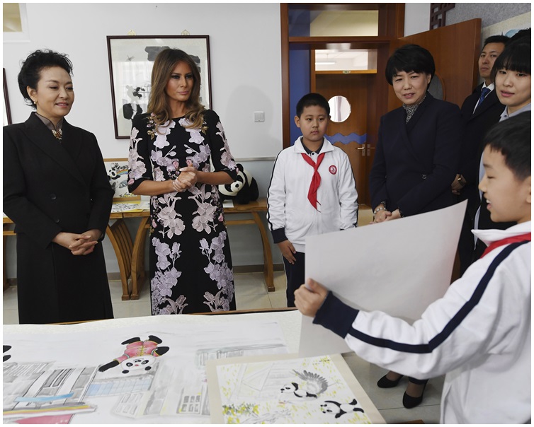 彭麗媛與梅拉尼婭先後參觀了多個課堂。AP