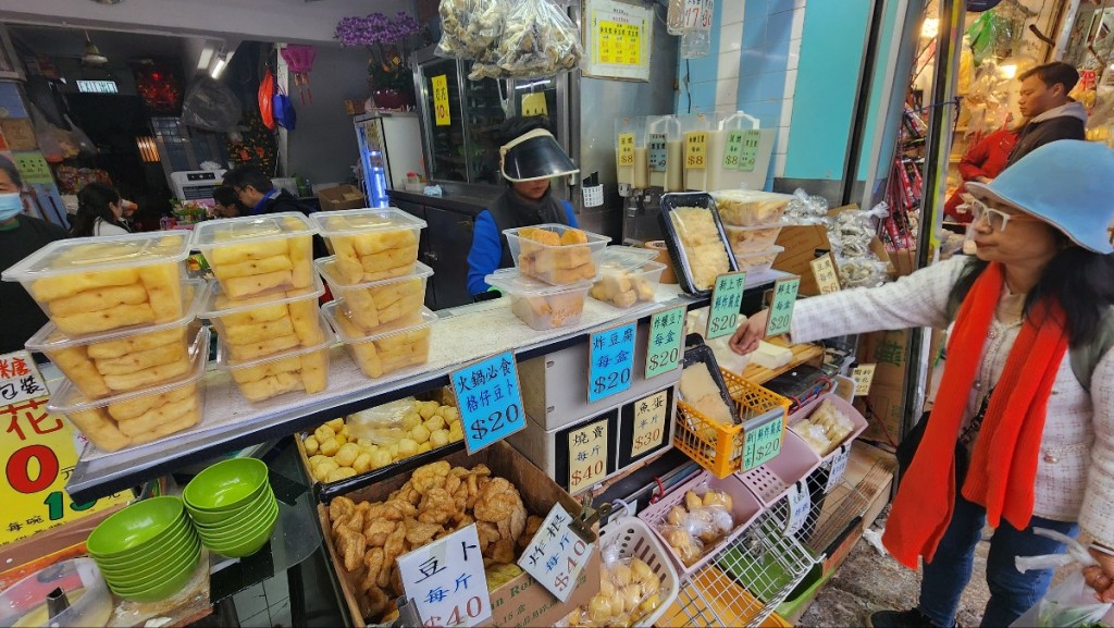 很多市民專程到街市購買火鍋食材。黃文威攝