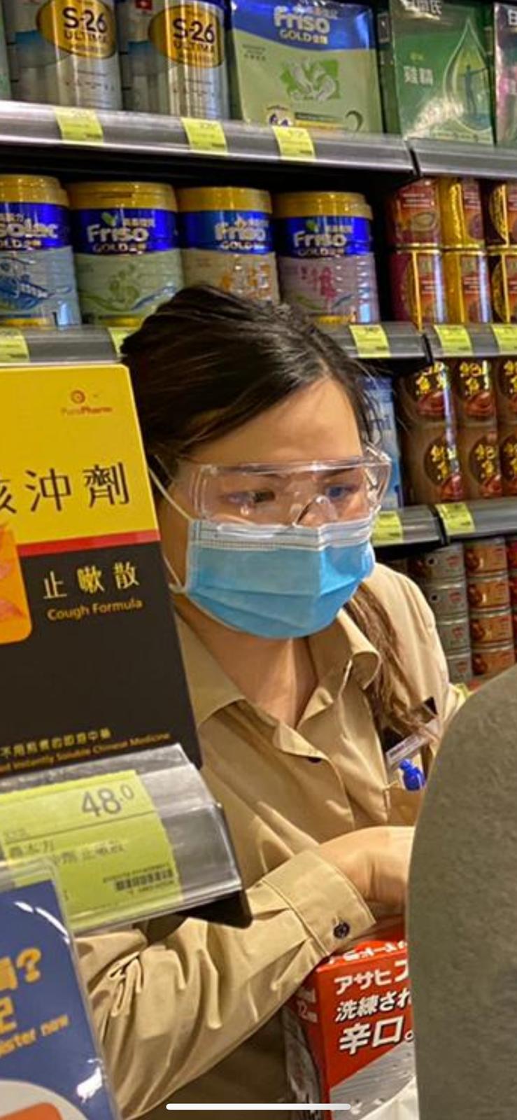 職員戴護目鏡。