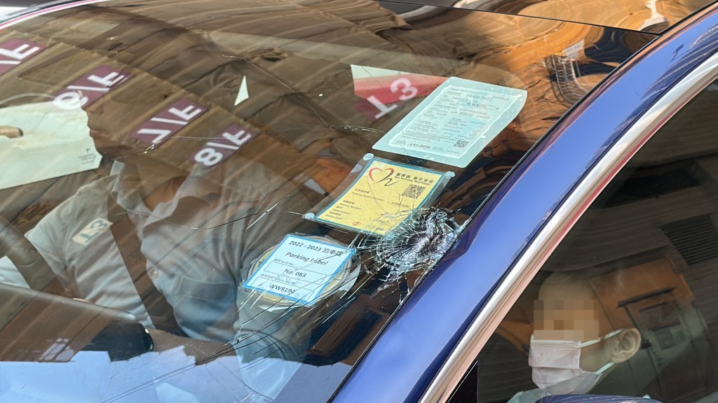 擋風玻璃上貼有新界西醫院聯網的停車證。劉漢權攝