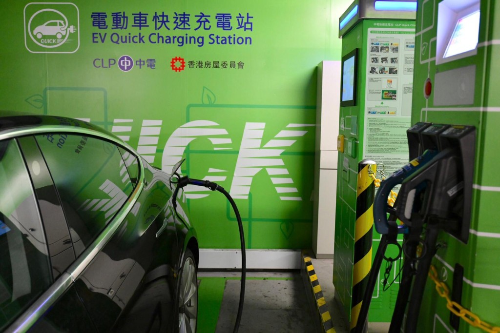 施政報告將提出資助停車場加裝電動車充電設施