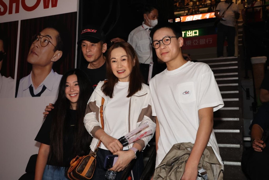 姚瑩瑩和兒子到場觀賞古天樂演唱會。 姚瑩瑩和兒子到場觀賞古天樂演唱會。