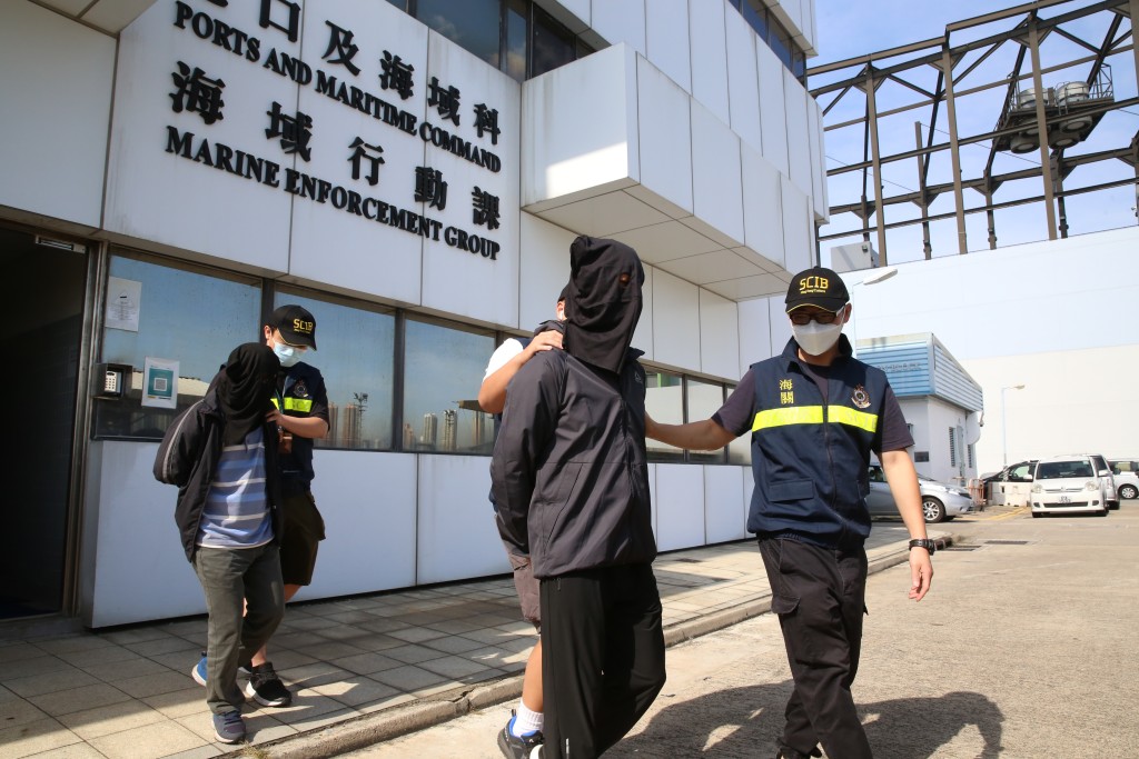 海关在行动中拘捕两名男子。（刘汉权摄）  ​