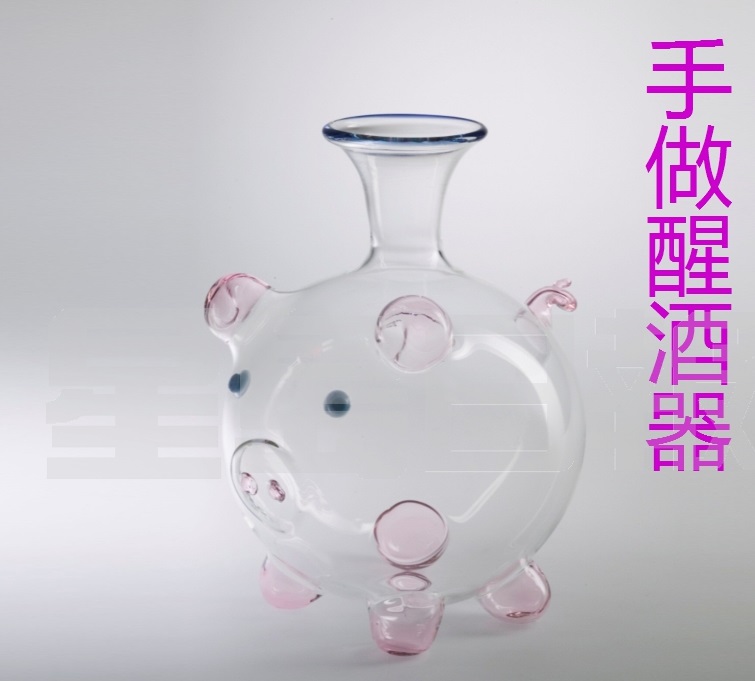 人手製造的小豬造型醒酒器，以球形玻璃為主體，提供諾大空間讓空氣流動，令醒酒過程更加有效率。（C）