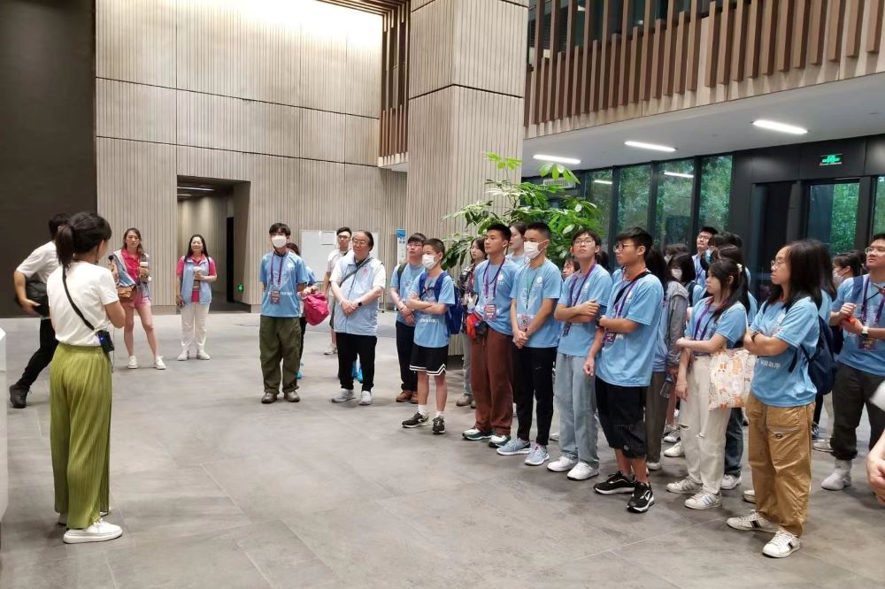 团员于中国科学院空间应用工程与技术中心专心聆听讲解员的介绍。