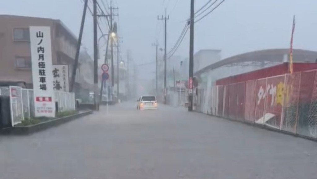 九州上周亦曾落暴雨令街道水浸。路透社