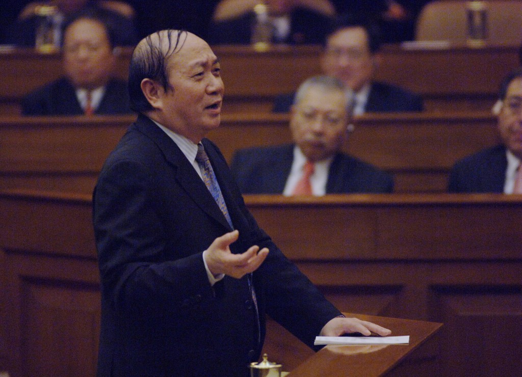 詹培忠做过16年立法会议员，敢怒敢言作风有「潮州怒汉」之称，是唯一一位有案底并可重返议会的人。