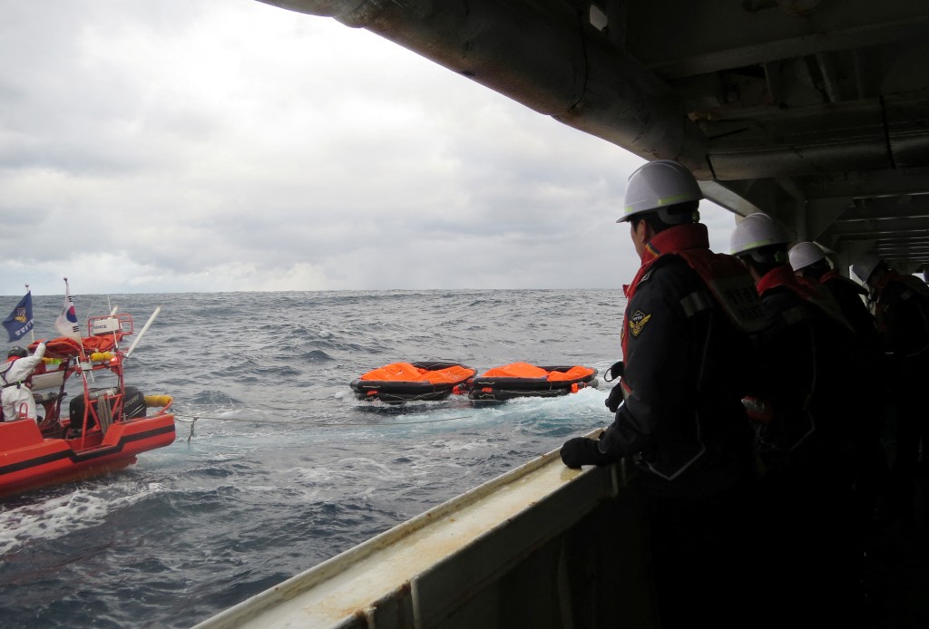 日本海上保安廳派員前往救援。路透社