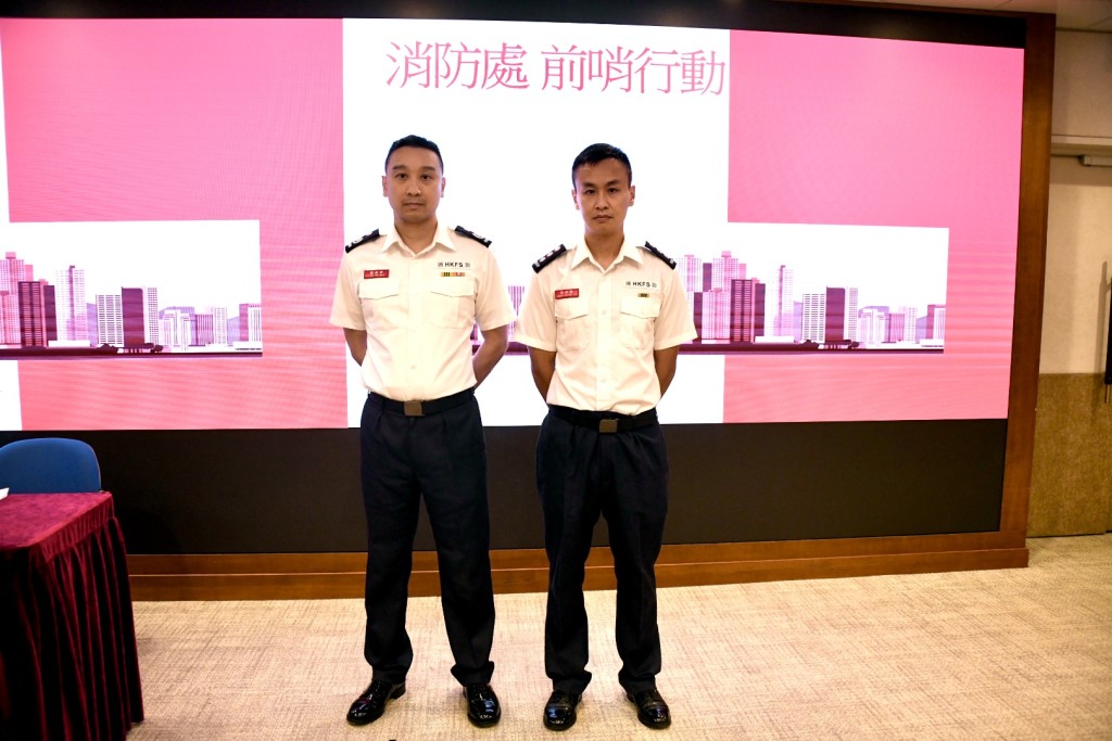 署理高級消防區長（政策）羅建新（左）和助理消防區長（消防設施監督）梁頌賢（右）交代行動成果。