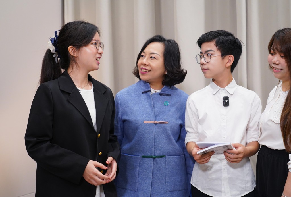 Abbie表示，金融界轉投教育領域的導師Jennifer啟發她，原來事業發展並非局限單一路徑。