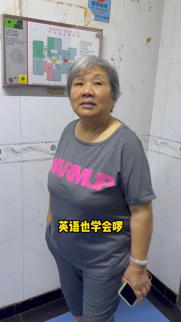 在訪談中，婆婆更用一口流利的英語回答了一位外國遊客的問題