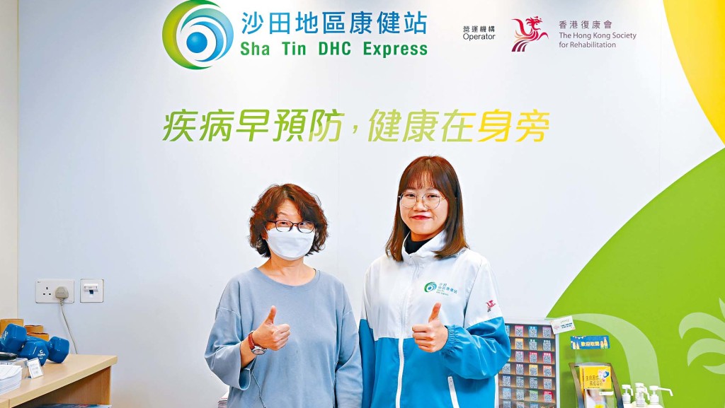 蔡姑娘（右）指患者若能及早治理，控制病情，可避免出現併發症而引致的長遠醫療及財政負擔，更能提升生活質素。（左）為李女士。