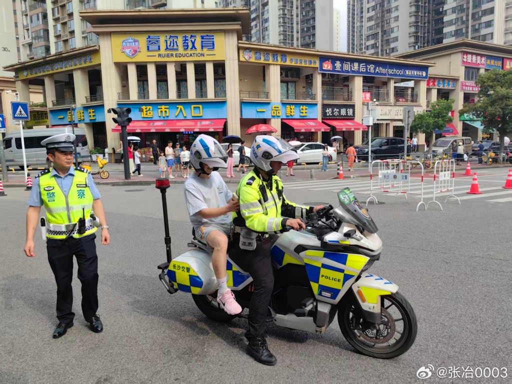 長沙交警緊急將去錯試場的考生,送往正確學校。 長沙交警緊急將去錯試場的考生,送往正確學校。