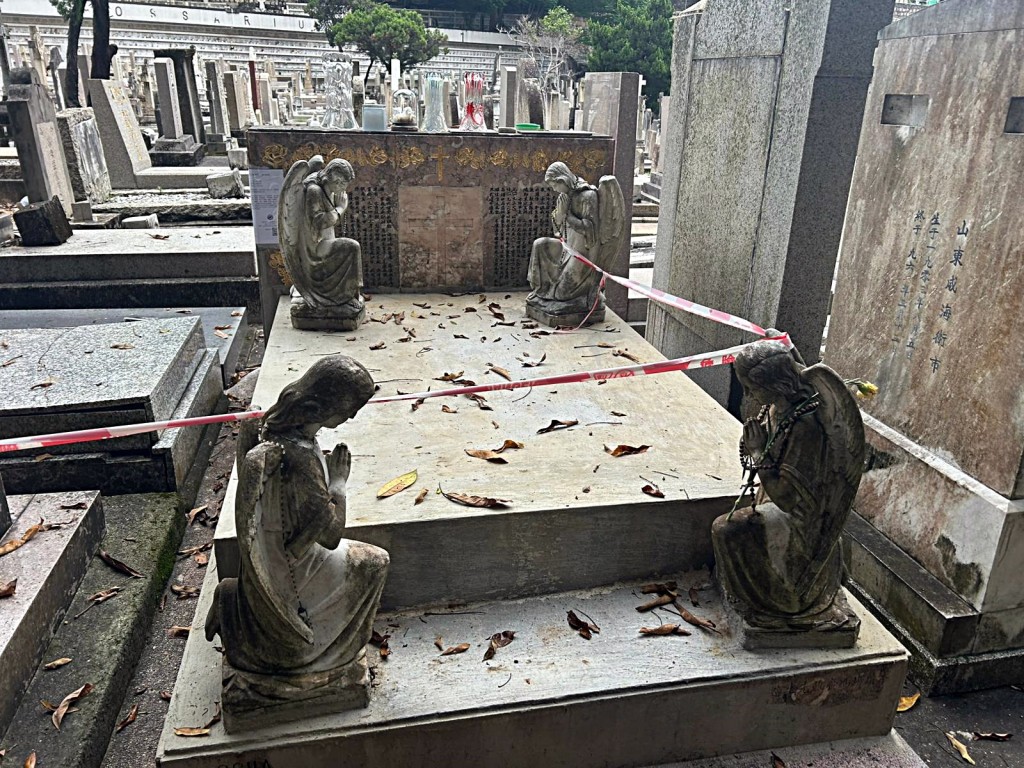 林黛墳墓石板上疑有一些油漆遮蓋塗鴉的痕跡。曾志恆攝 林黛墳墓石板上疑有一些油漆遮蓋塗鴉的痕跡。曾志恆攝