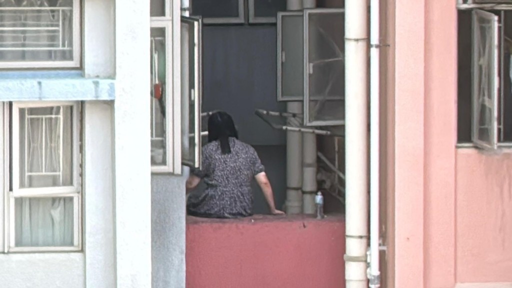 婦人危坐大廈外牆石壆5小時後，最終躍下倒臥平台。