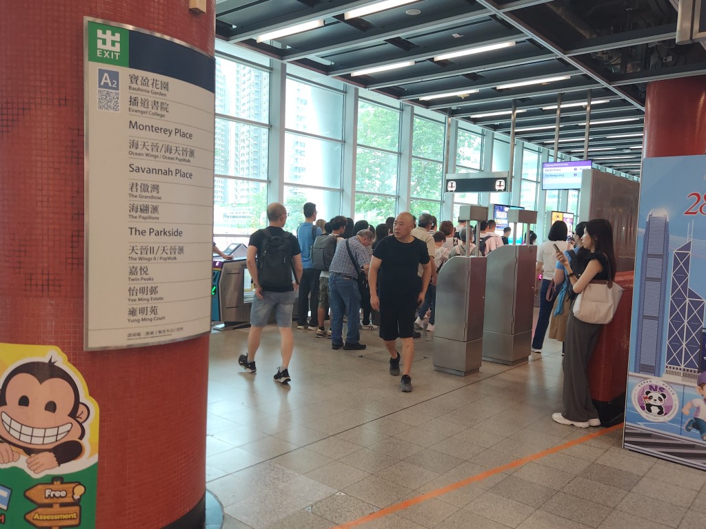 列車延誤期間,大批乘客在將軍澳站等候入閘。 列車延誤期間,大批乘客在將軍澳站等候入閘。