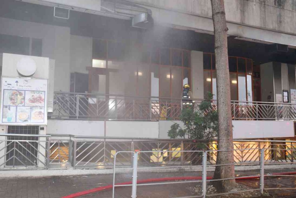 九龍塘一食肆發生火警，濃煙由餐廳冒出。。
