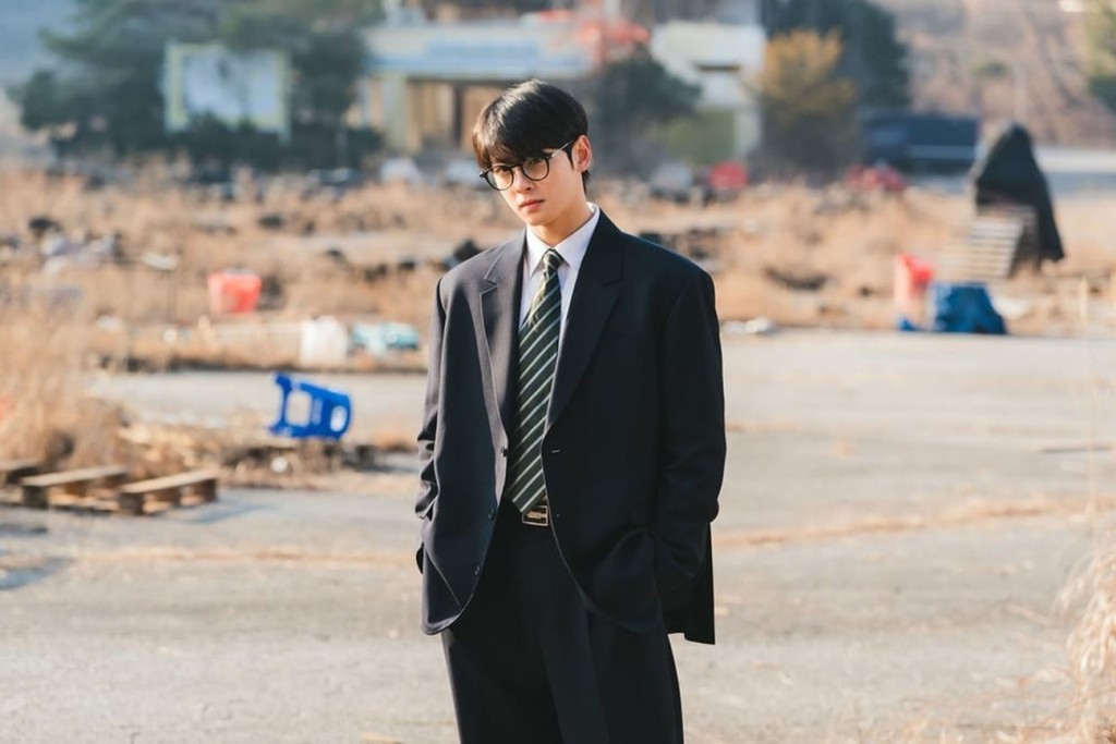 Netflix大晒車銀優在劇中的型look，看來完全未有因逃稅醜聞而跟他割席。