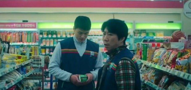畫面播出黃章秀和店長都穿7-11的製服，及在實體店拍攝。