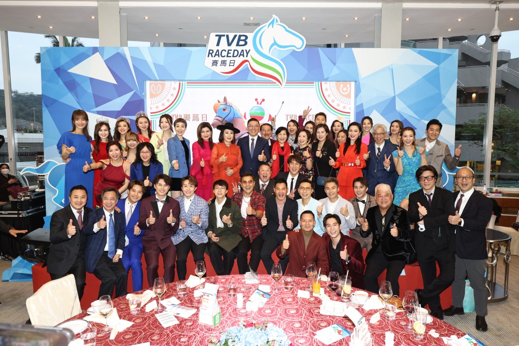 TVB赛马日2023圆满举行，一众行政人员及艺员拍照留念。