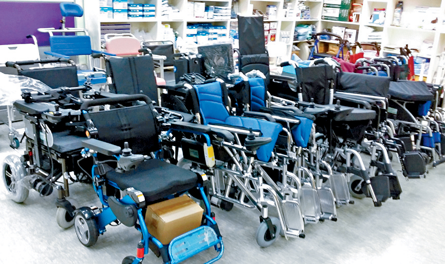 醫療用品店有售電動輪椅，使用者毋須向運輸署登記及領牌。