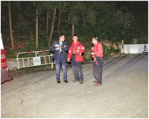 大批消防、警方及民安队员登山进行搜索。