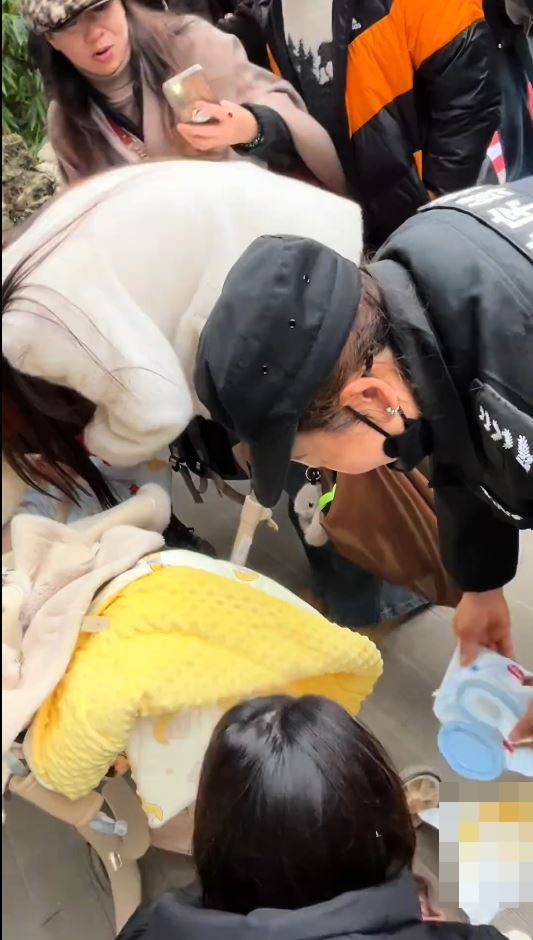 貴陽有外國夫婦為了觀光強將雙胞胎寄存給保安。抖音