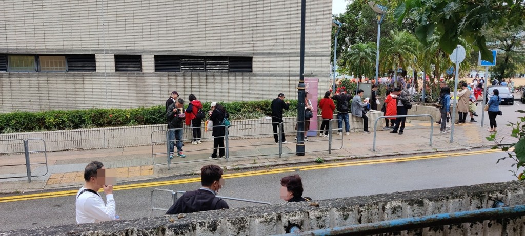 有网民拍摄到一群疑似游客在浅水湾公厕对开街头「立食」杯面。网图