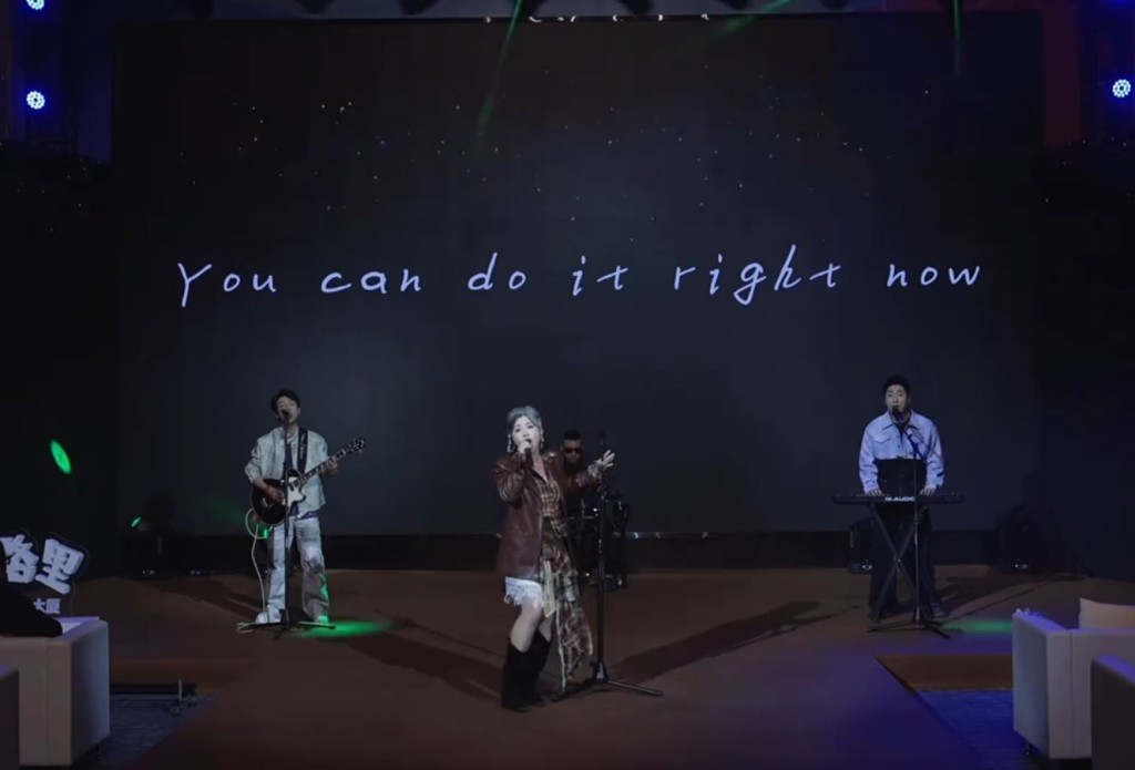 眼科醫生崔莉同時也是搖滾歌手及楝篤笑演員。抖音