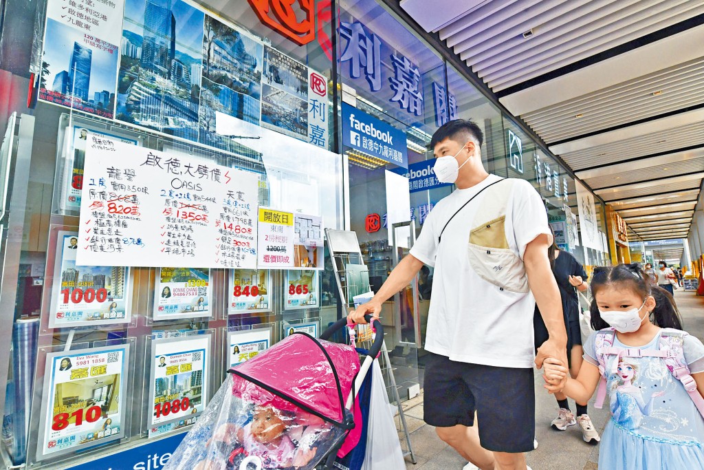上月樓價指數報三百七十六點一，連跌兩個月兼重返近兩年半低位。