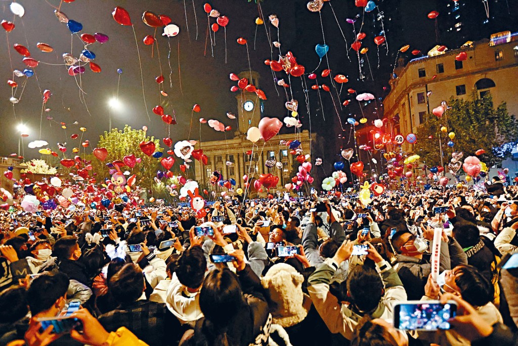上萬人聚集武漢街頭參與新年倒計，並在午夜時分放飛氣球。